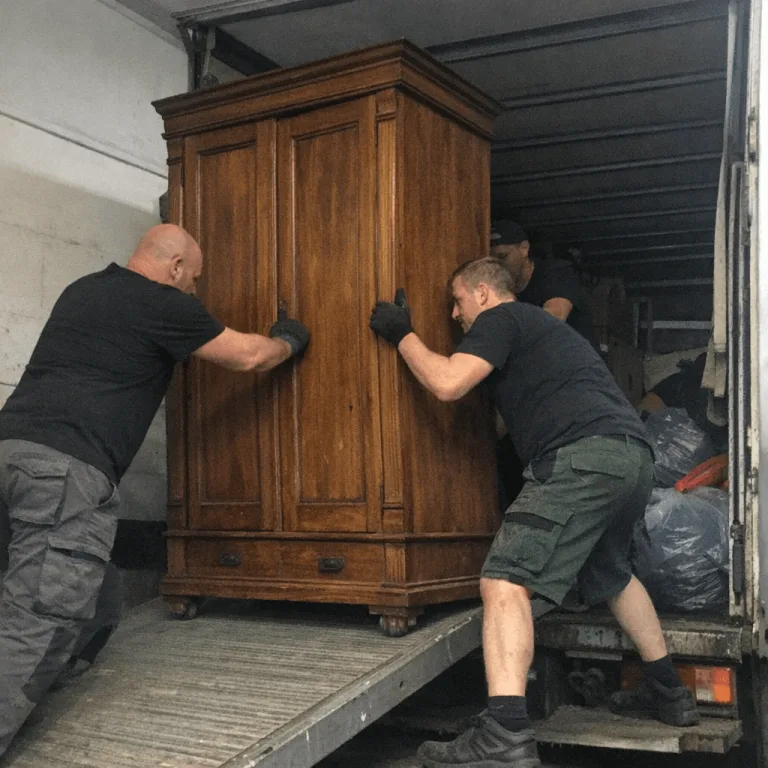 Sicherer Transport von schweren Möbelstücken über eine Rampe